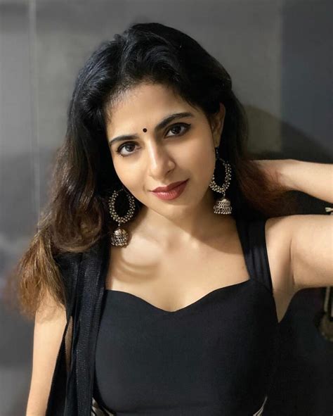 Pics Iswarya Menon Elegantly Hot