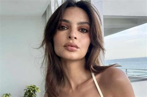 Emily Ratajkowski Fait Baver Ses Fans Après Avoir Abandonné Son Soutien