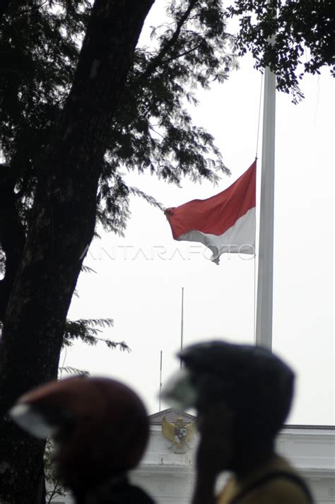 Bendera Setengah Tiang Antara Foto