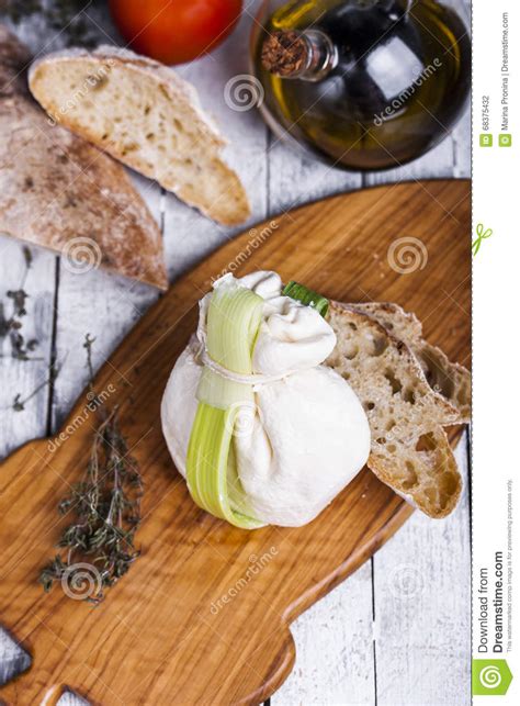 Burrata Italiano Fresco De La Mozzarella Foto De Archivo Imagen De