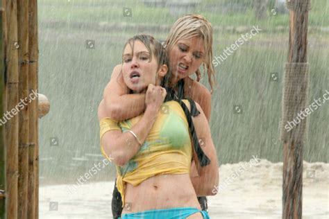 Sexy Hot Sarah Carter Bikini Pics