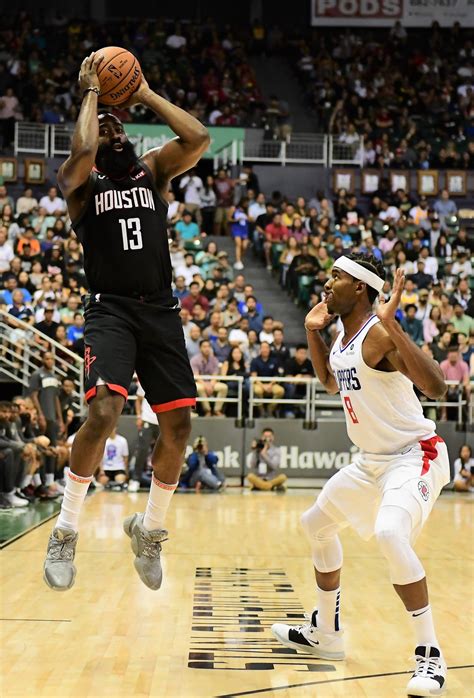 James Harden comanda vitória dos Rockets sobre os Clippers na pré