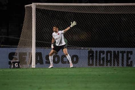 Camisa em homenagem ao goleiro Nelson será vendida pelo Vasco a partir