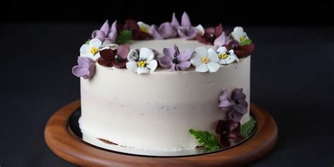 Un Pastel Con Flores Moradas Y Blancas Foto Premium