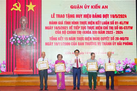 Quận ủy Kiến An trao tặng Huy hiệu Đảng đợt 19 5 2024