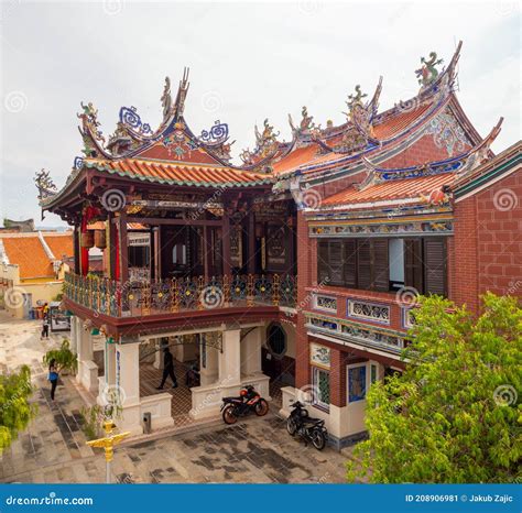 Penang Taoist Temple Art And Architecture God And Dragon Statues And