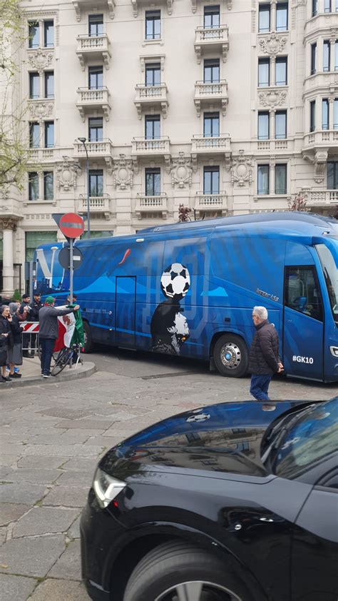 Il Napoli Lascia Lhotel Le Foto Della Partenza Per San Siro Azzurro