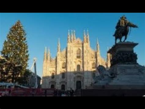 Al Duomo LAlbero Di Natale E LArtista Strada Canta YouTube