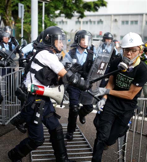 香港で大規模デモ 激しい小競り合い 警官らのとの衝突で28人負傷 2019年7月15日 Sputnik 日本