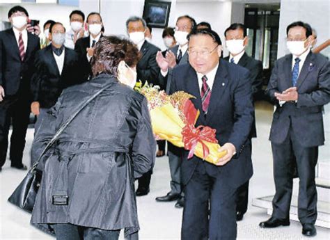 冨塚町長（群馬・明和町）3期目初登庁 三重県の明和町長が祝福 上毛新聞社のニュースサイト