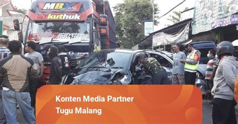 Rem Blong Truk Fuso Terjang 11 Kendaraan Di Songgoriti Malang