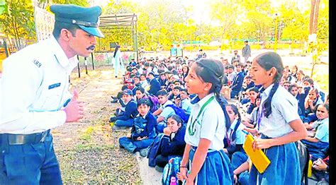 स्कूली बच्चों को खेल खेल में बताए यातायात के नियम Awareness Patrika