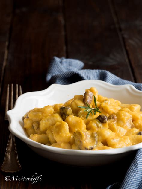 Gnocchi Con Crema Di Zucca Funghi E Gorgonzola Ricetta Vegetariana