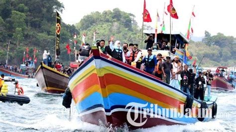 Nelayan Sendang Biru Malang Berharap Tuah Tradisi Petik Laut Ingin