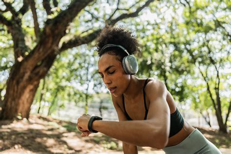 How to Find Your Ideal Heart Rate Zone & Train Better with a Smartwatch