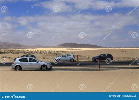 Autos Entlang Der Straße in Der Wüste Stehen Stockbild Bild von