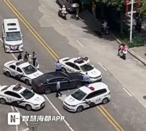 视频热传！福清街头，多辆警车围堵小车！