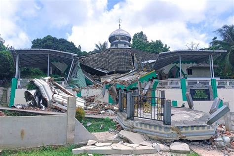 Melihat Masjid Di Bawean Yang Roboh Digoyang Gempa Kumparan