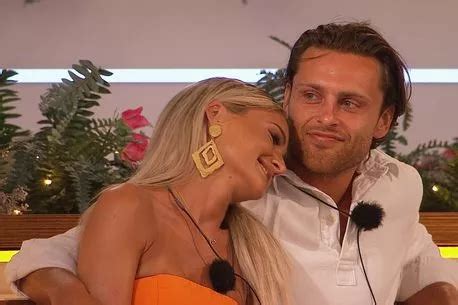 Love Island S Samie Elishi Arrives At Star Studded Sex And The City Event In Just A Bra OK