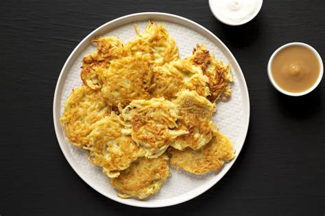 Crepes De Patata Caseros Latkes Con Salsa De Manzana Y Crema Agria En