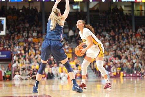 Paige Bueckers, UConn blow by ice-cold Gophers - Sports Illustrated ...