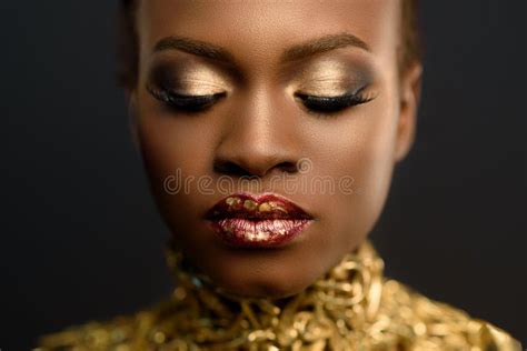 Retrato De La Moda De La Mujer Afroamericana Brillante Con Maquillaje