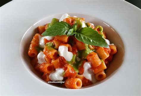 Tubettoni Rigati Al Sugo Di Pomodori Pesto Di Basilico E Crema Di