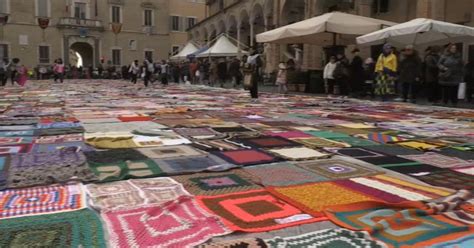 Un Pavimento Di Coperte In Piazza Del Popolo A Fermo Per Dire No Alla