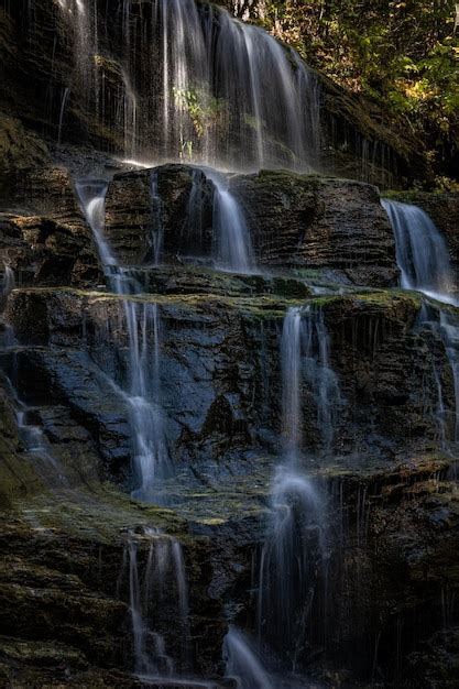 Disparo Vertical De Una Hermosa Cascada En El Bosque Foto Premium