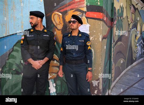 T H Ran Iran Octobre Deux Policiers Iraniens Sont Vus Lors D