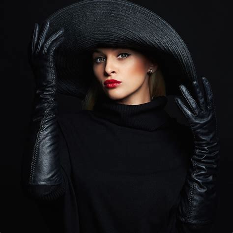 Premium Photo Beautiful Woman In Hat And Leather Gloves