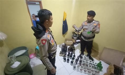 Polisi Gerebek Rumah Kontrakan Yang Disulap Jadi Gudang Miras Di