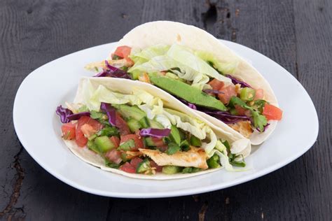 Tacos con pollo e avocado specialità della cucina messicana