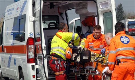 Precipita mentre è al lavoro nel Ferrarese operaio bresciano in ospedale