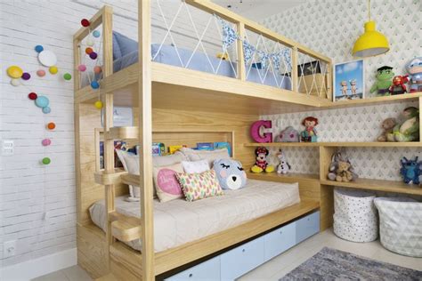 Quarto infantil tem mix de três papéis de parede no décor Quartos