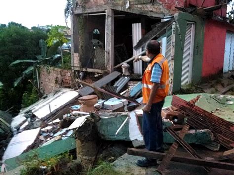 G1 Casa Desaba Durante Forte Chuva No AM E Atinge Outras Duas