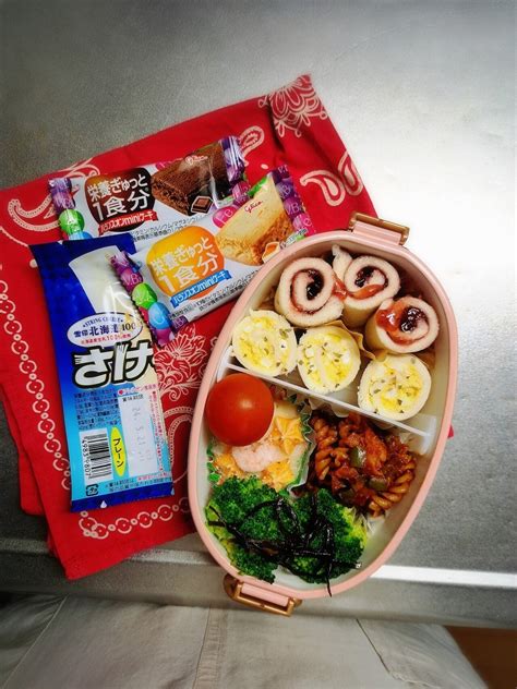 「お弁当記録」 今日のお弁当😋🍴🍱🎶 卵ロールサンド イチゴジャムロールサンド マカロニのナポリタン風炒め ブロッコリーの塩昆布和え グラタン