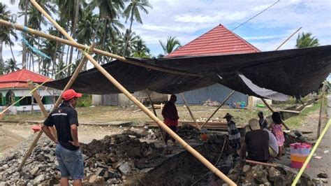 Warga Pinsel Bolaang Mongondow Selatan Sulawesi Utara Gotong Royong