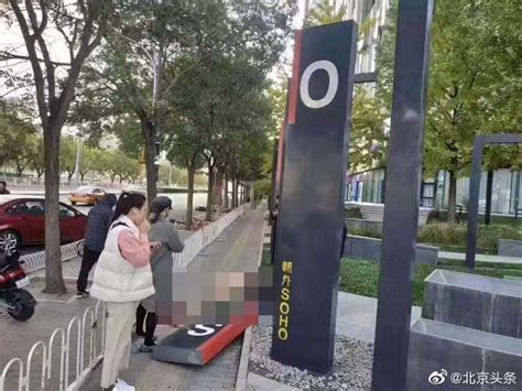 北京朝外soho一灯箱广告被大风吹倒砸伤一名路人 暂无生命危险 吹倒 砸伤 新浪新闻