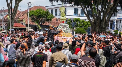 Ribuan Orang Meramaikan Perebutan Gunungan Gethuk Grebeg Gethuk Di