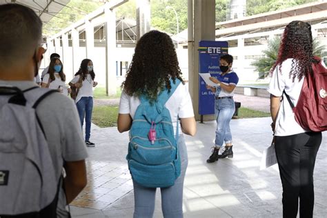 VOLTA ÀS AULAS PRESENCIAIS alunos da rede estadual de Pernambuco