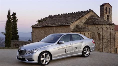 Mercedes-Benz E 300 BlueTEC Hybrid pricing & specs announced