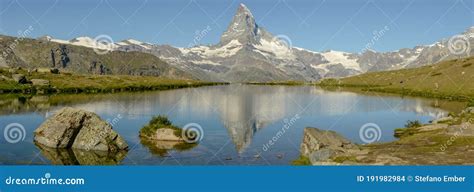 Stellisee Y Monte Matterhorn En Zermatt En Los Alpes Suizos Foto De