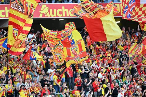 Rc Lens L Mouvante Reprise Des Corons Du Stade Bollaert En Hommage