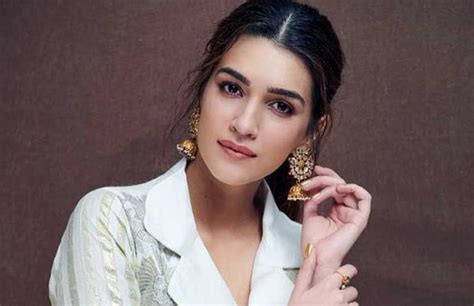 Kriti Sanon Age, Height, Family, Husband, Movies, Biography - BREEZEMASTI