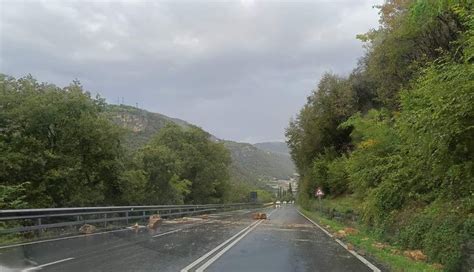 Maltempo Massi In Strada Sulla Provinciale Da Stallavena A Bosco