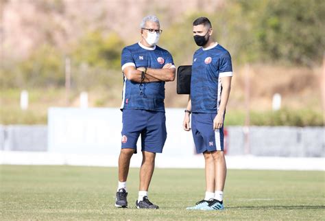 Hélio dos Anjos comemora volta de jogadores importantes e opções para