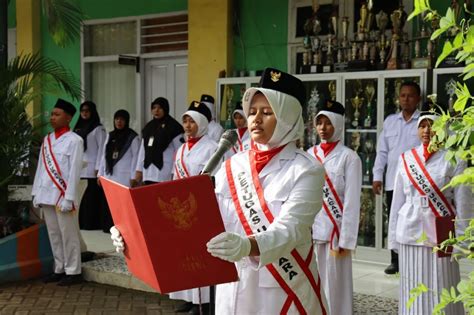 Upacara Bendera Senin Pagi Kamad Apresiasi Sejumlah Siswa Yang