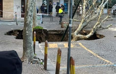 Paura A Napoli Voragine In Strada Inghiotte 2 Vetture Al Vomero