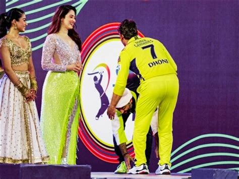 Ipl 2023 Arijit Singh Touches Ms Dhoni Feet During Ipl 2023 Opening